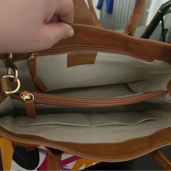 Mark & Graham Tan Leather Shoulder Bag - Picture 2 of 5
